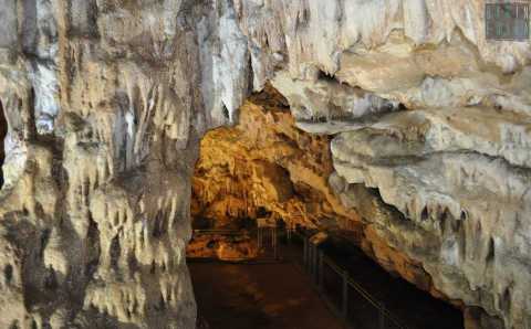 Acquaviva, visita guidata nella millenaria grotta di Curtomartino 